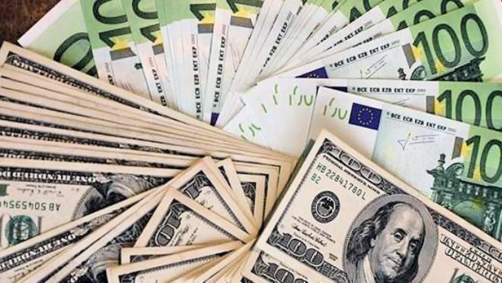 Forex: Dolar se drží bez větších změn, v centru pozornosti zůstávají úroky